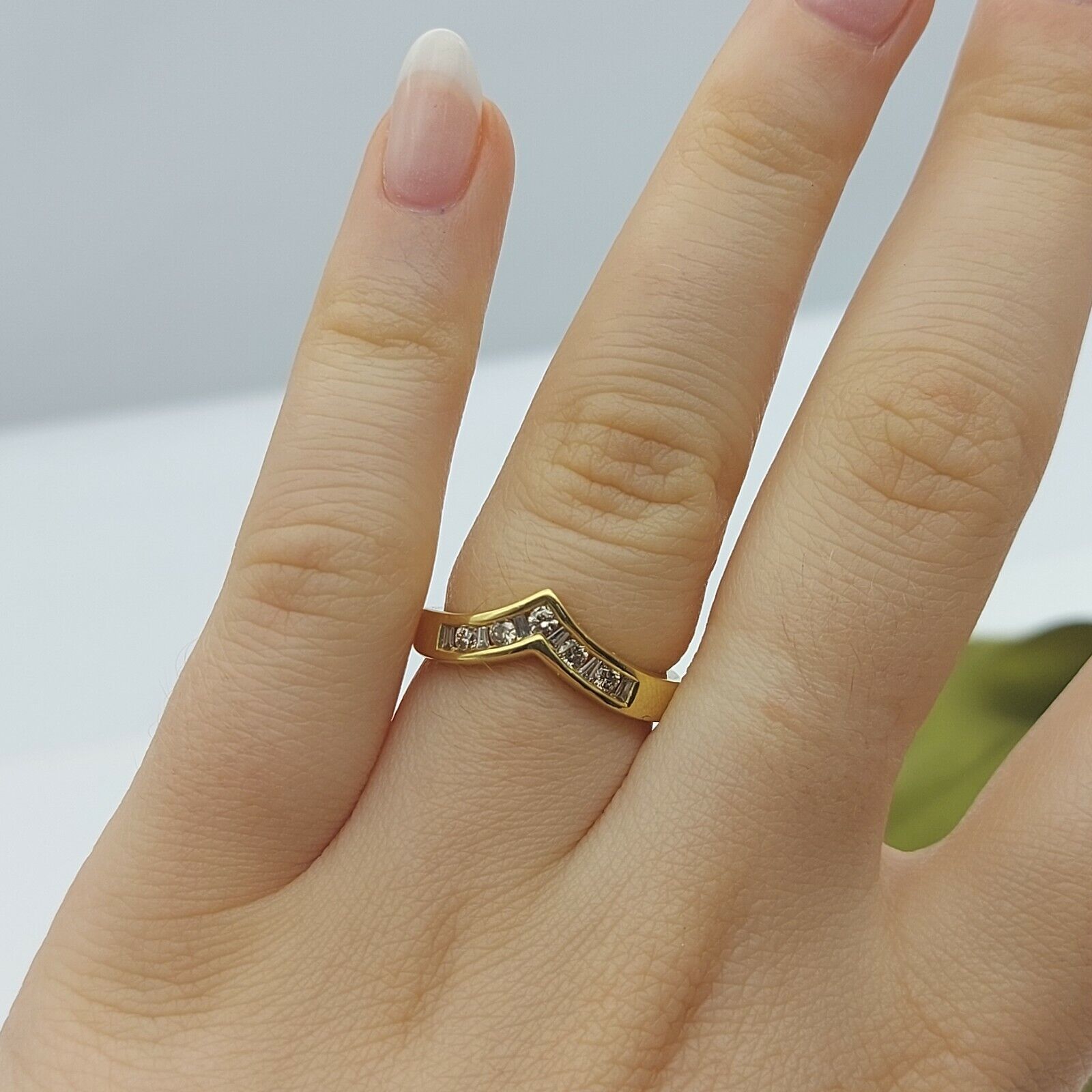 Ladies Ring 9ct (375, 9K) Yellow Gold V Shape Curve Diamond (35pts) Ring