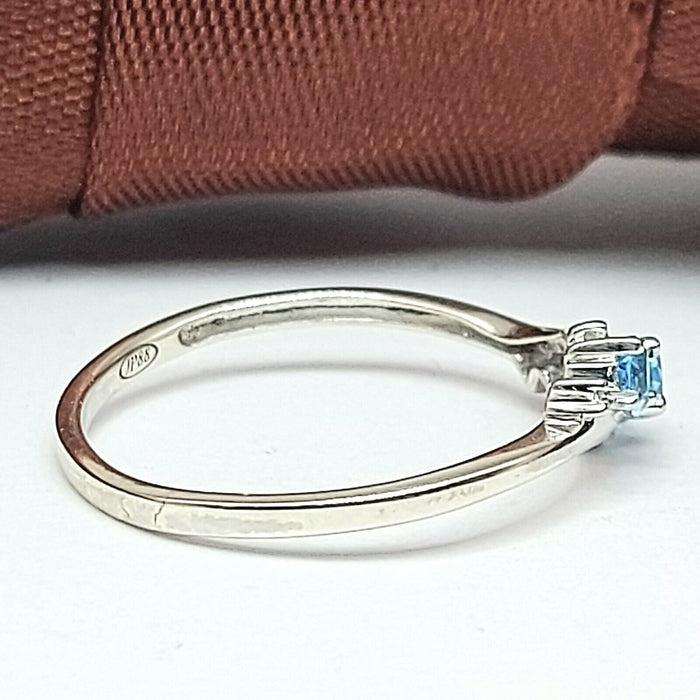 Ladies White Gold 9ct (375,9k) Unique 3-Stone Topaz & Natural Diamond Chip Ring