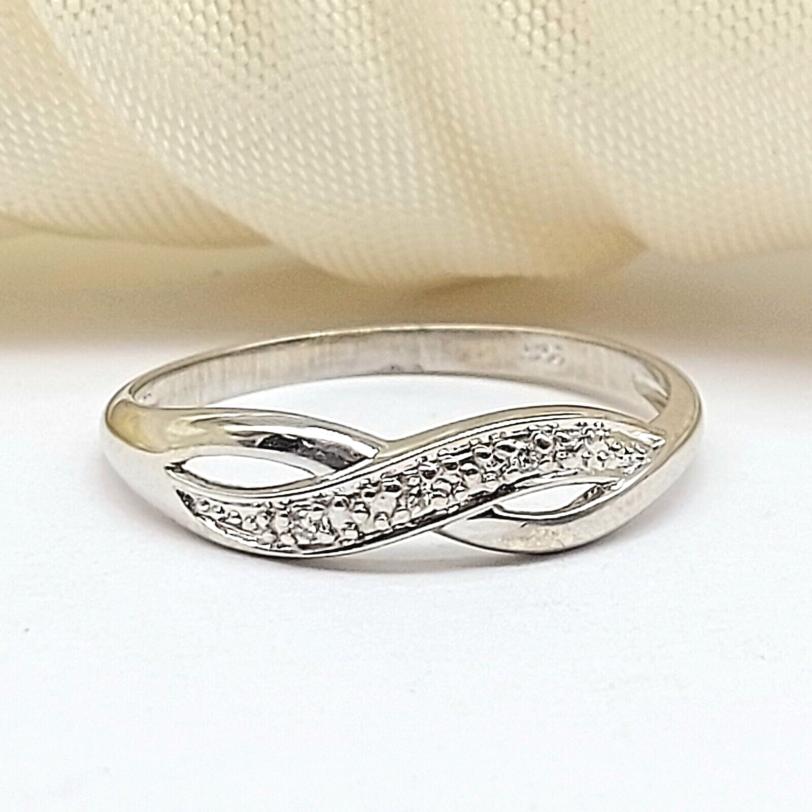 Ladies White Gold 9ct (375,9k) Unique Infinity Style Natural Diamond Chips Ring