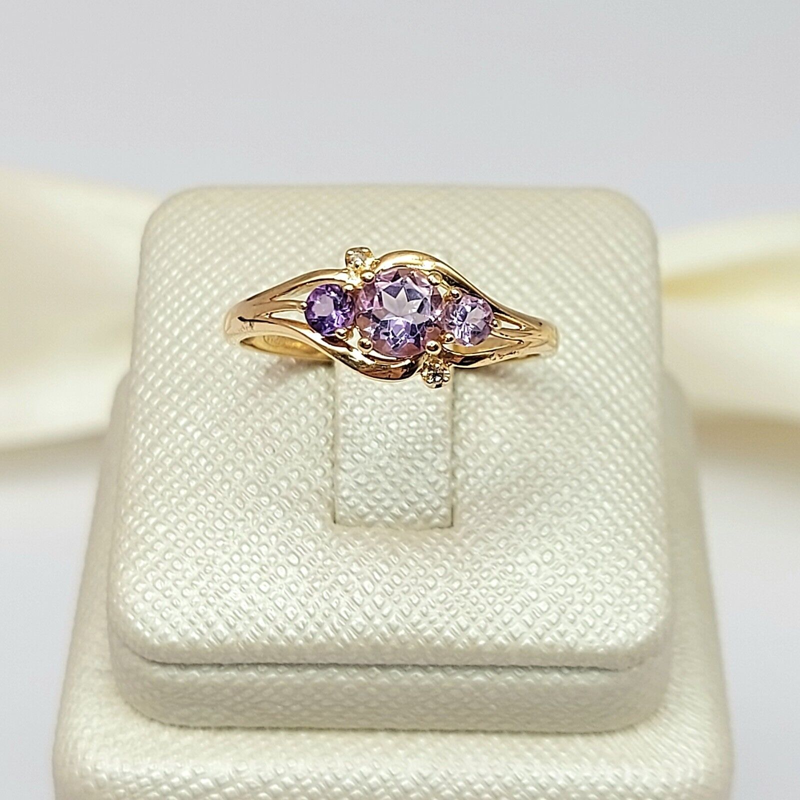 Ladies Yellow Gold 9ct (375, 9k) Rare Unique Amethyst & Diamonds Chips Ring