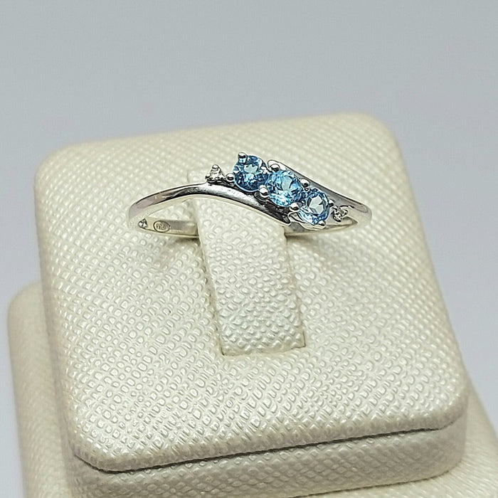 Ladies White Gold 9ct (375,9k) Unique 3-Stone Topaz & Natural Diamond Chip Ring
