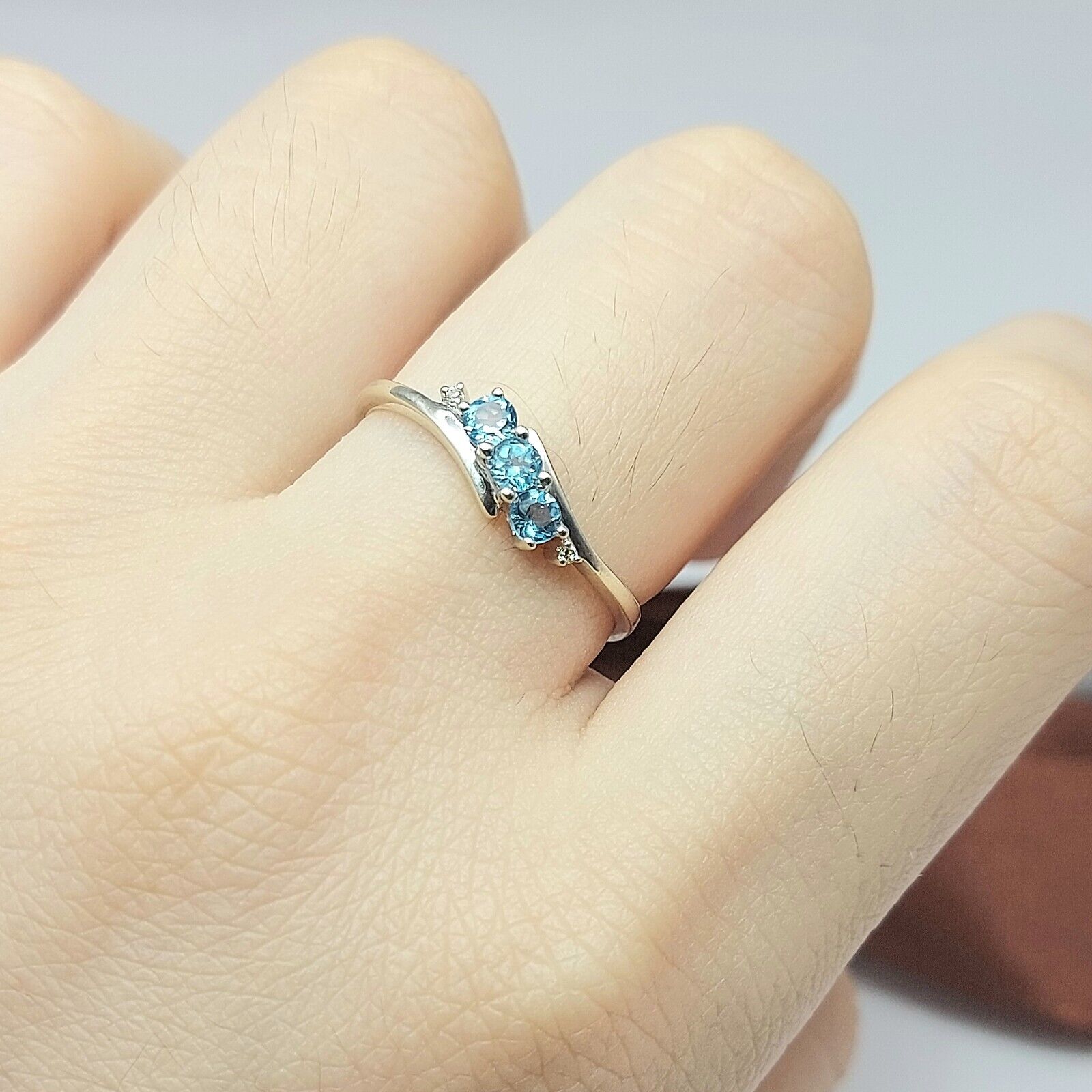 Ladies White Gold 9ct (375,9k) Unique 3-Stone Topaz & Natural Diamond Chip Ring