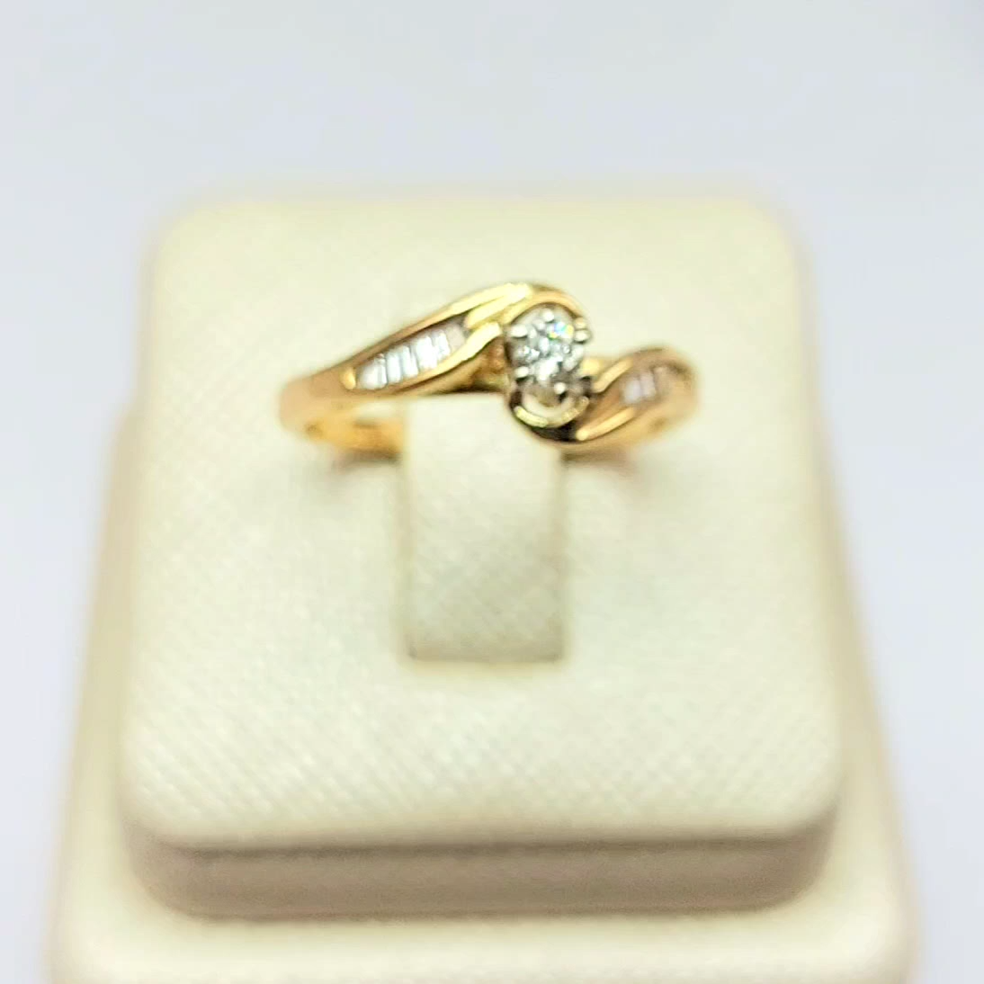 Ladies Yellow Gold 18ct (750, 18k) Rare Bypass Swirl Natural Diamond Ring