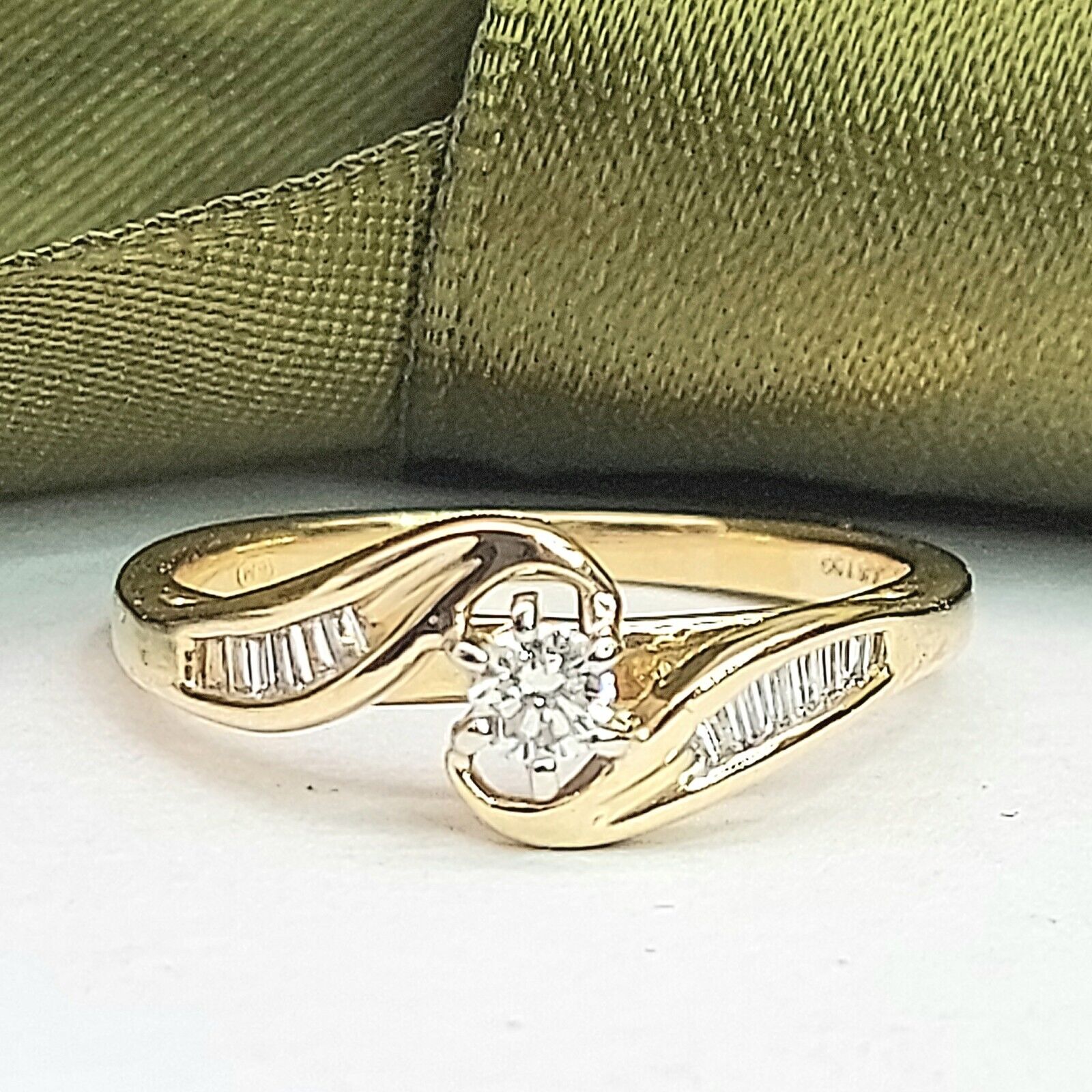 Ladies Yellow Gold 18ct (750, 18k) Rare Bypass Swirl Natural Diamond Ring