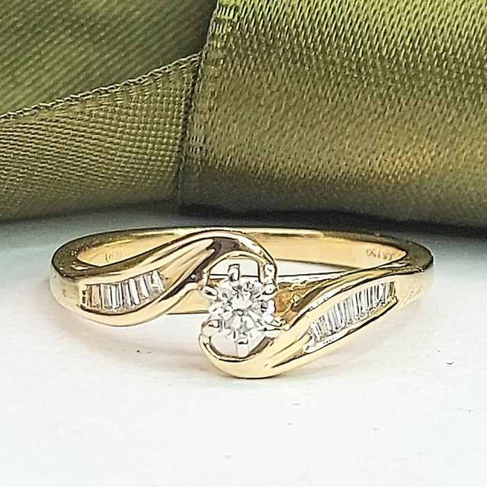 Ladies Yellow Gold 18ct (750, 18k) Rare Bypass Swirl Natural Diamond Ring